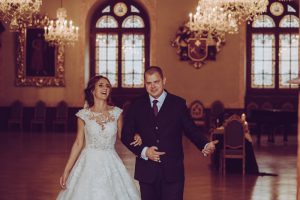 kāzas melngalvju namā līgava un līgavainis