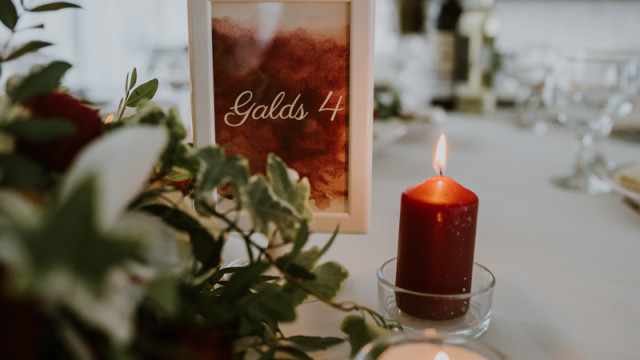 galda dekors kāzās